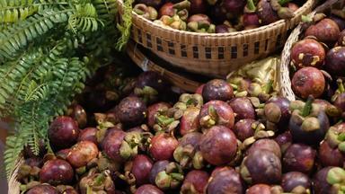 水果<strong>蔬菜</strong>乡村摊位<strong>各种</strong>各样的新鲜的成熟的水果<strong>蔬菜</strong>乡村东方摊位市场甜蜜的热带紫色的山竹果女王水果泰国